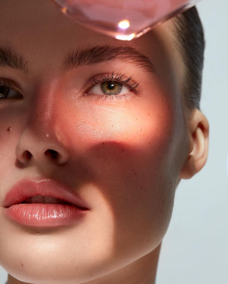 Ngay khi bạn nhận thấy làn da bị kích ứng khi dùng retinol, hãy ngừng sử dụng ngay lập tức - điều này sẽ giúp hàng rào bảo vệ da có cơ hội phục hồi.