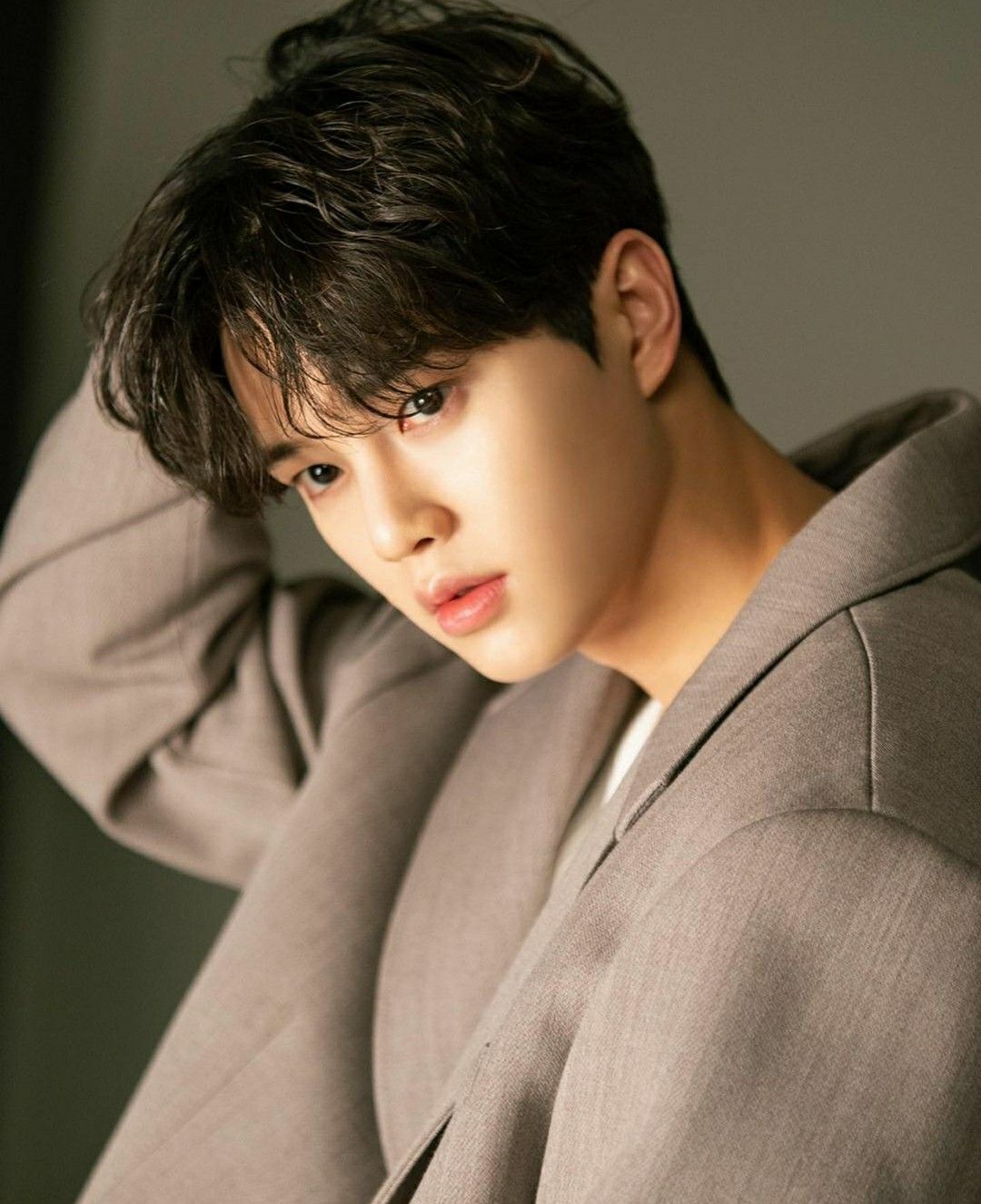 Chăm sóc tóc uốn đòi hỏi sự lựa chọn cẩn thận về sản phẩm.