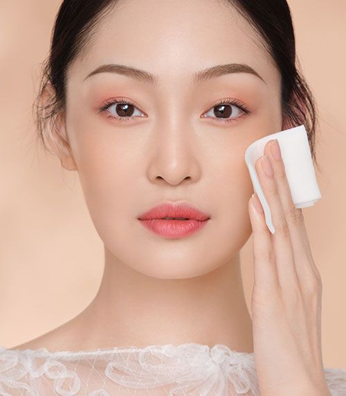 Khăn ướt tẩy trang có chứa chất hoá học nên hãy thật cẩn thận nhé