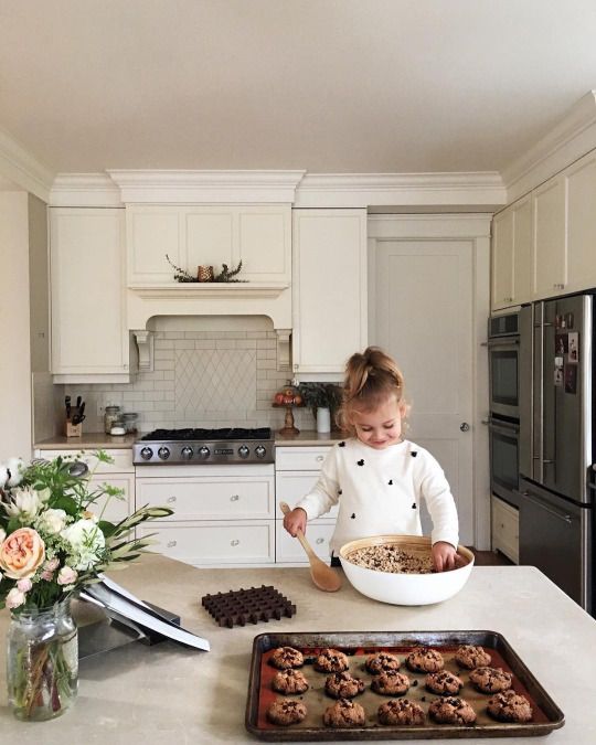 Tích cực làm việc nhà, đi thang bộ và giữ tư thế ngồi đúng giúp siết chặt cơ bụng, ngăn ngừa tích tụ