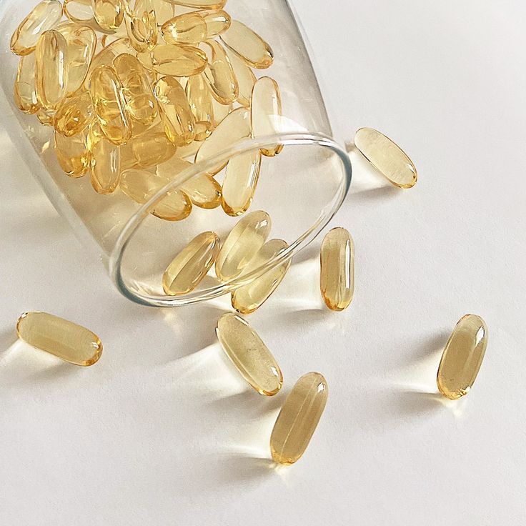 Trong khi kem chống nắng đóng vai trò như một “khiên chắn” ngăn chặn tác hại từ tia UV thì viên uống sẽ hỗ trợ bảo vệ từ bên trong bằng cách ức chế các gốc tự do hình thành.