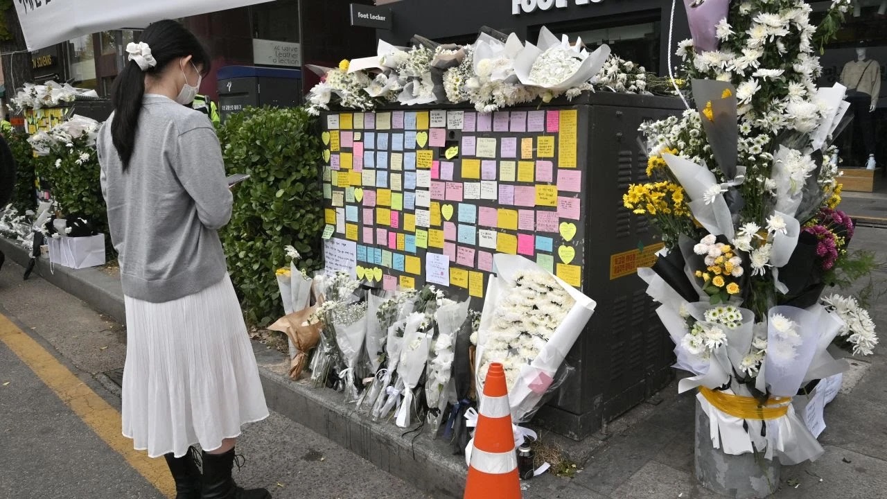 Nhiều người để lại lời tiếc thương tại đài tưởng niệm tạm thời cho những người thiệt mạng trong thảm họa Halloween Itaewon ở Seoul