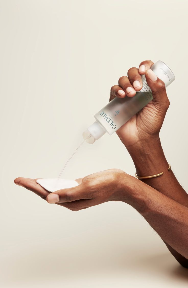 Bước đầu tiên sau khi rửa mặt chúng ta thường hay dùng Toner (tiếng việt gọi là nước hoa hồng). Người Hàn Quốc gọi sản phẩm này là Skin/Refreshers/ Skin softener/Refiner. Người Nhật Bản có khi lại gọi là Lotion.