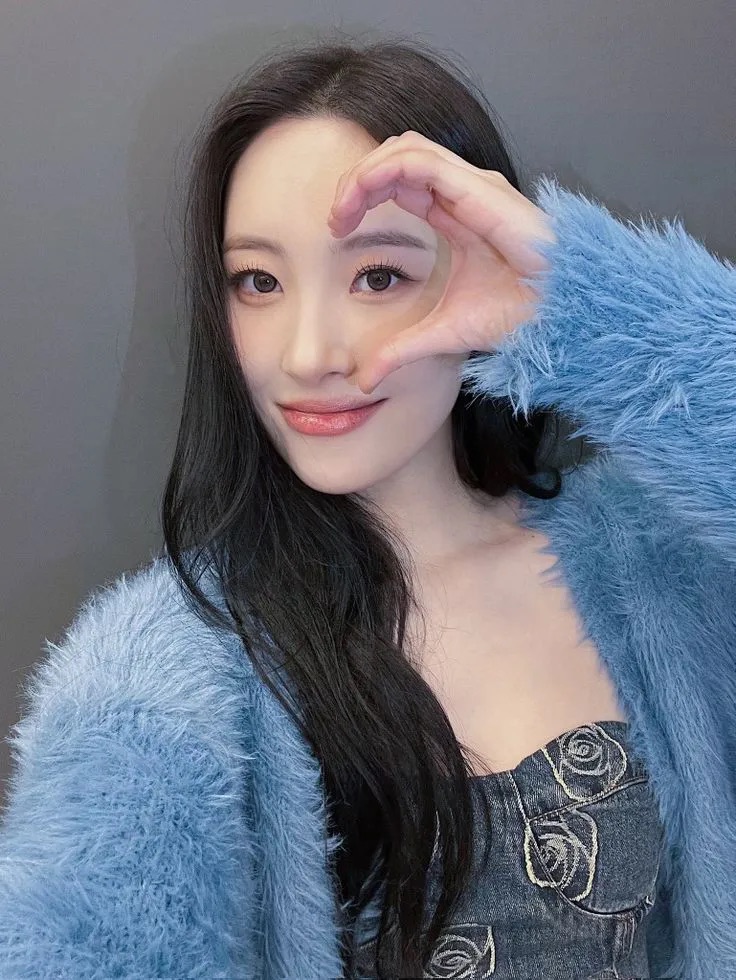 Trong buổi phỏng vấn với tạp chí Allure, Sunmi hé lộ Dr. Jart Vital Hydra Solution Biome Toner chính là sản phẩm mà cô yêu thích và luôn để trong túi xách.