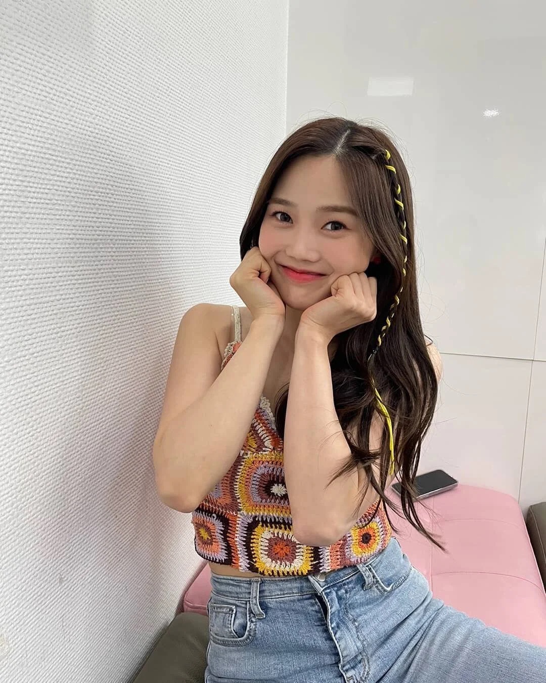 Cô nàng Hyojung của Oh My Girl đang sử dụng chai toner đình đám Anua 77% Heartleaf Soothing để dưỡng da hàng ngày.