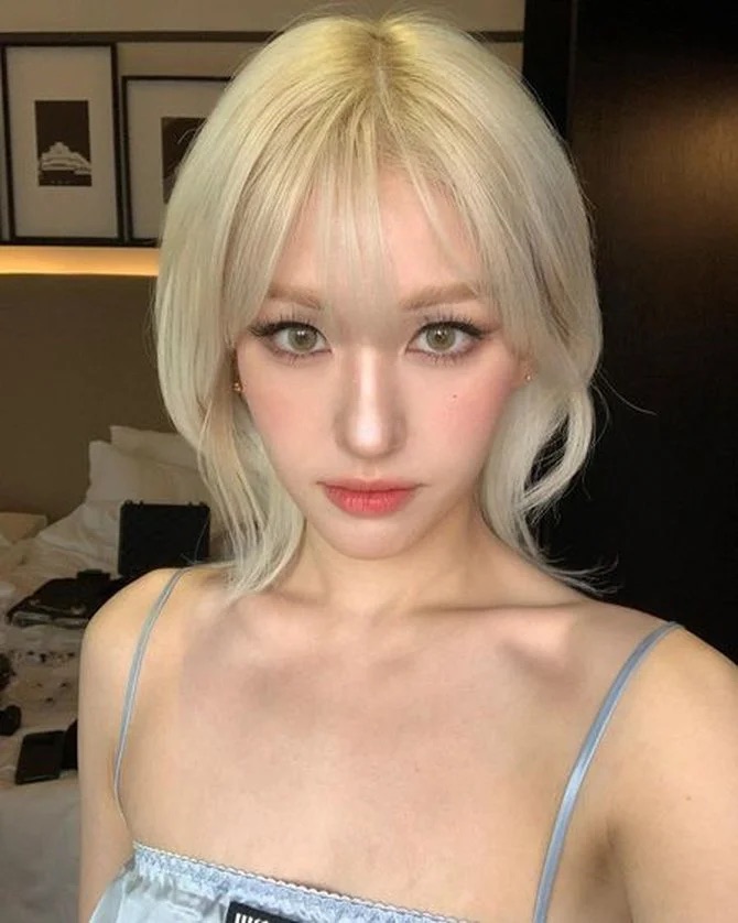 Somi từng tiết lộ cô nàng sử dụng chai serum Mixsoon Glacier Water Hyaluronic Acid ngay sau khi làm sạch da.