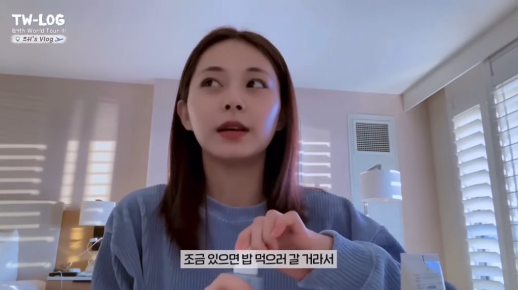 Hai thành viên của TWICE là Tzuyu và Jihyo đều sử dụng chai lotion Avène Hydrance Pre-Serum Hydrating ở bước toner để hỗ trợ làm mềm mịn và dưỡng sáng làn da.