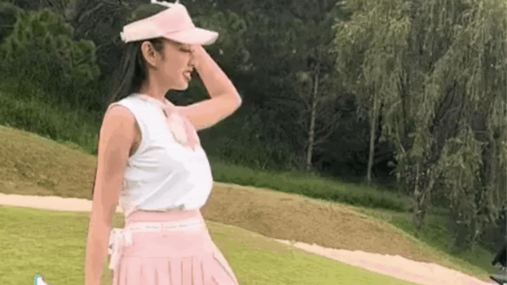 Hoa hậu Thuỳ Tiên đang làm gì giữa lúc bị gọi tên vào ồn ào xôn xao MXH