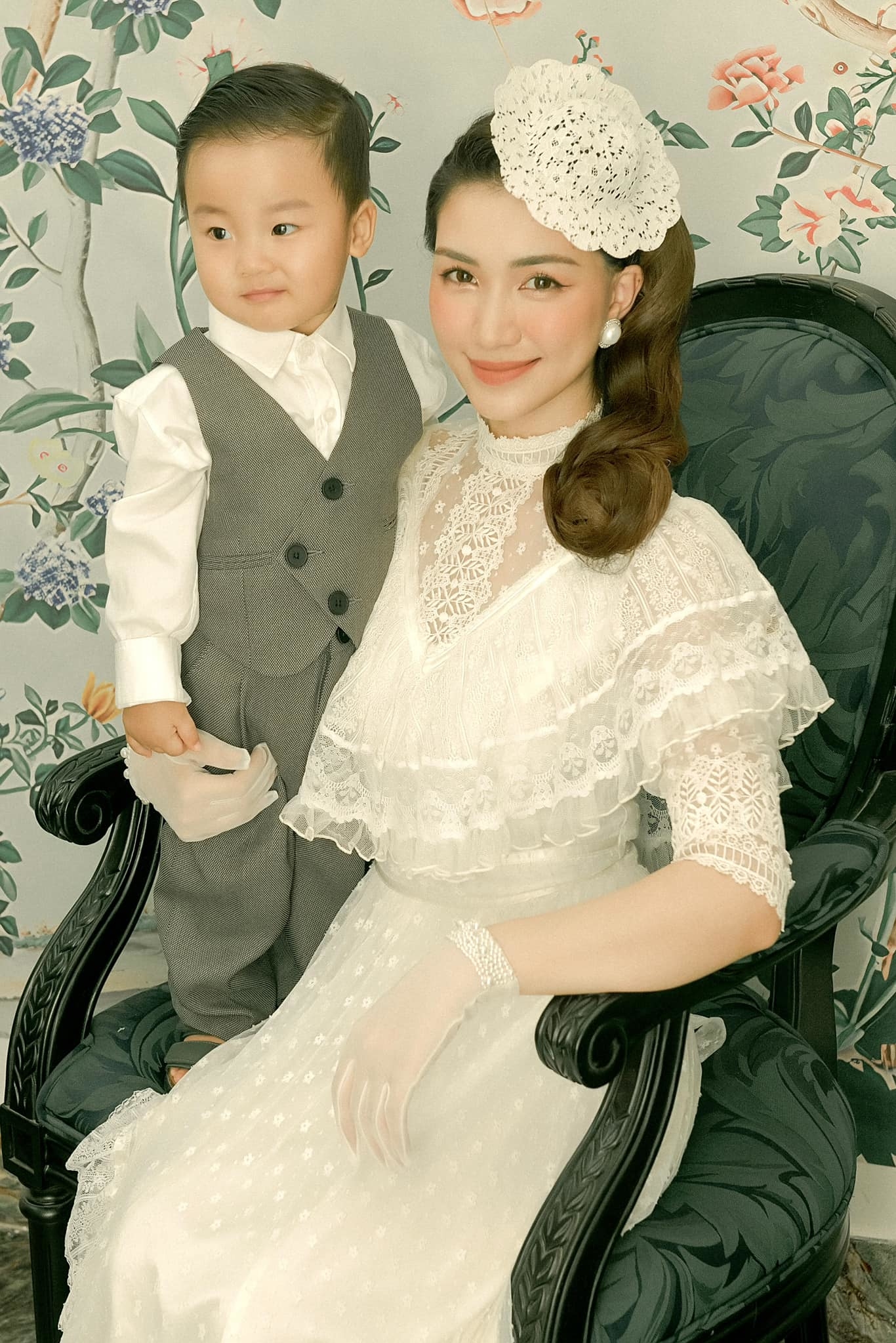Trong một bộ ảnh thời, nhóc tì 4 tuổi ra dáng 'quý ông' với vest bảnh bao trong khi mẹ Hòa Minzy lên đồ nữ tính đậm chất quý tộc. Phong cách thời trang nam tính từ nhỏ giúp bé Bo thu hút lượng lớn người hâm mộ.