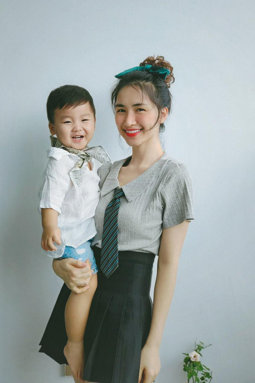 Hòa Minzy khéo tạo nên sự liên kết về trang phục của hai mẹ con bằng cách dùng phụ kiện làm điểm nhấn.