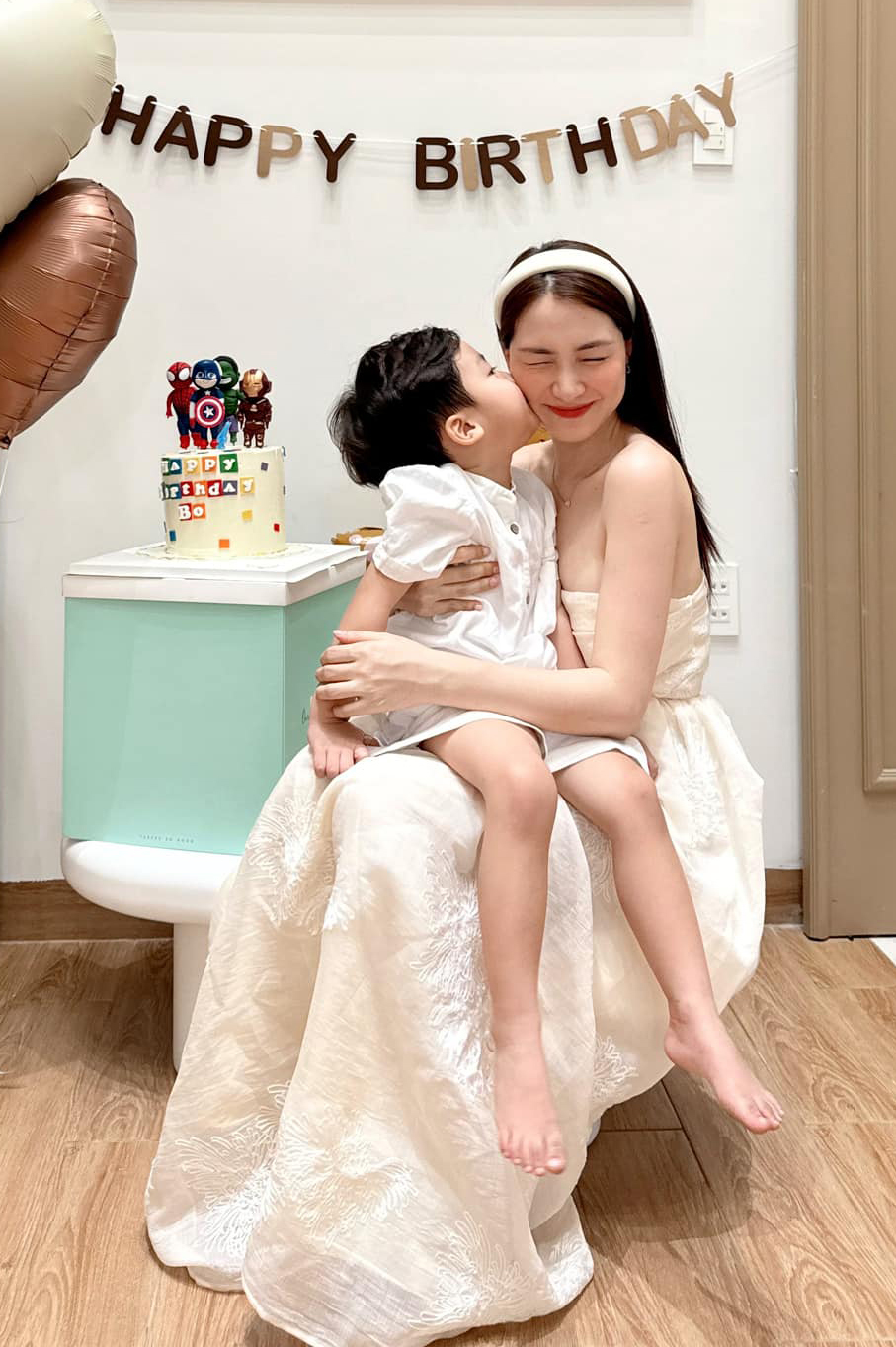 Trước đó trong buổi sinh nhật mừng Bo 4 tuổi, mẹ con Hòa Minzy cũng mặc đồ ton sur ton. Phong cách đồng điệu giúp hai mẹ con được nhận xét đáng yêu.