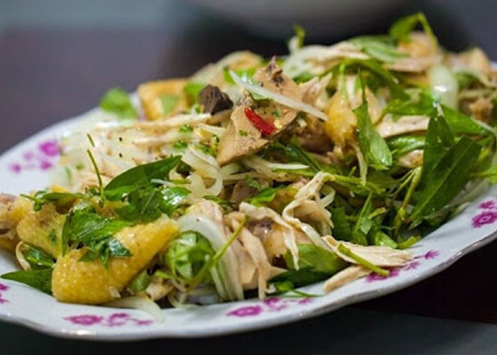 Đĩa gà xé rau răm bóp muối tiêu thơm ngon của người xứ Quảng.
