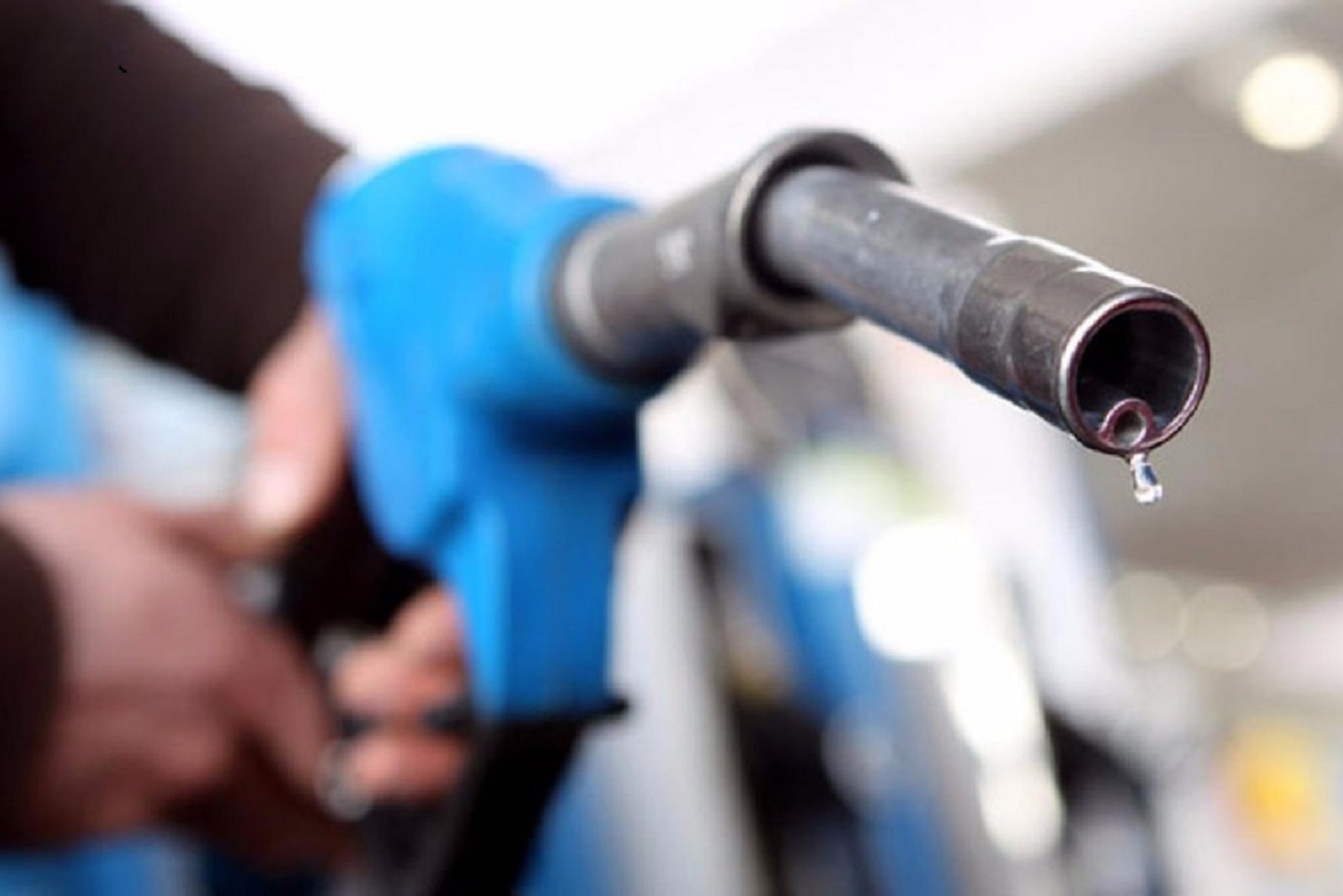 Mẹo đổ xăng tiết kiệm giữa thời buổi xăng đắt như vàng - Ảnh 1