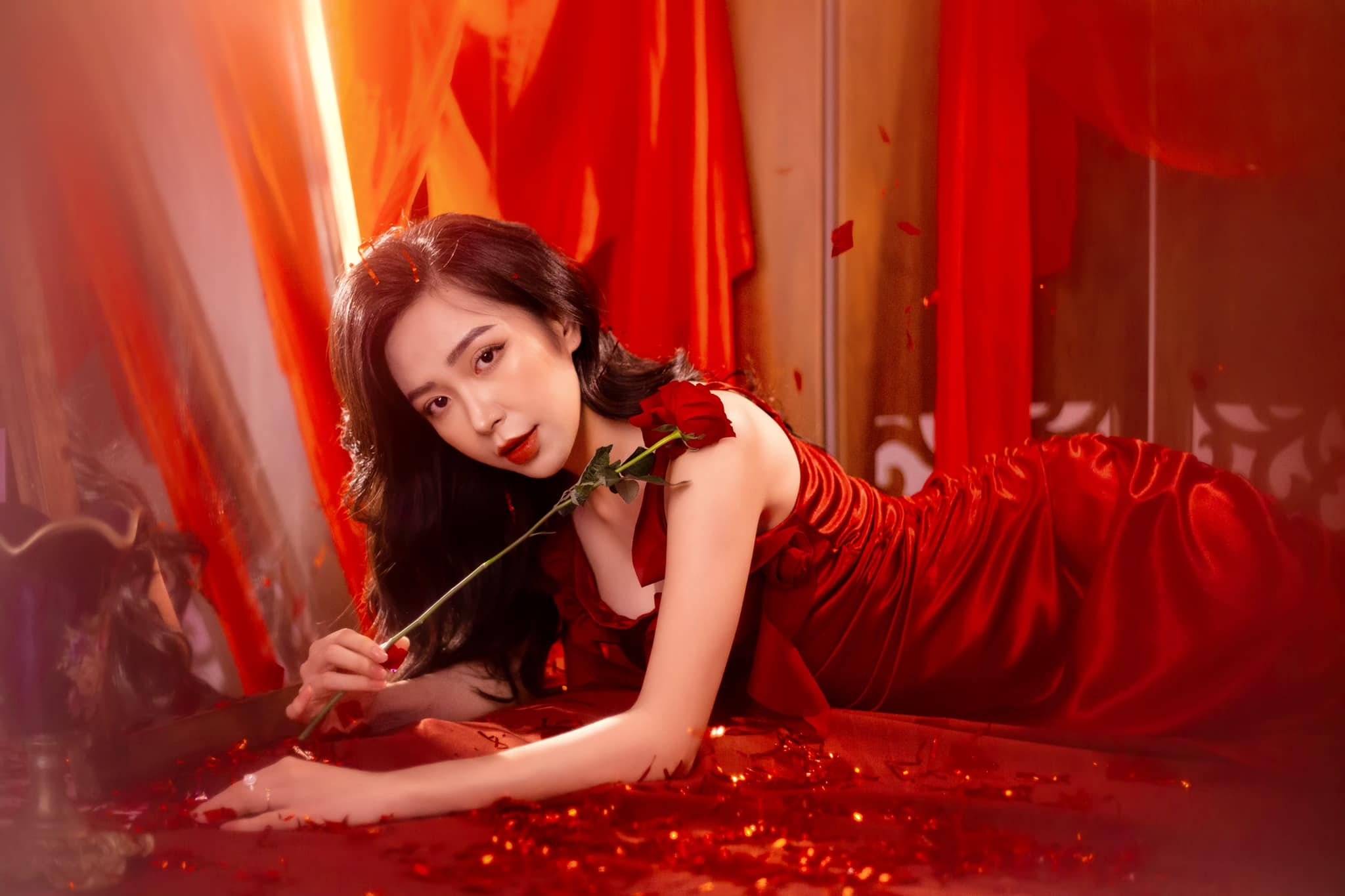 Vẻ đẹp nóng bỏng của “mẹ kế” Kim Oanh trong “Lối nhỏ vào đời”