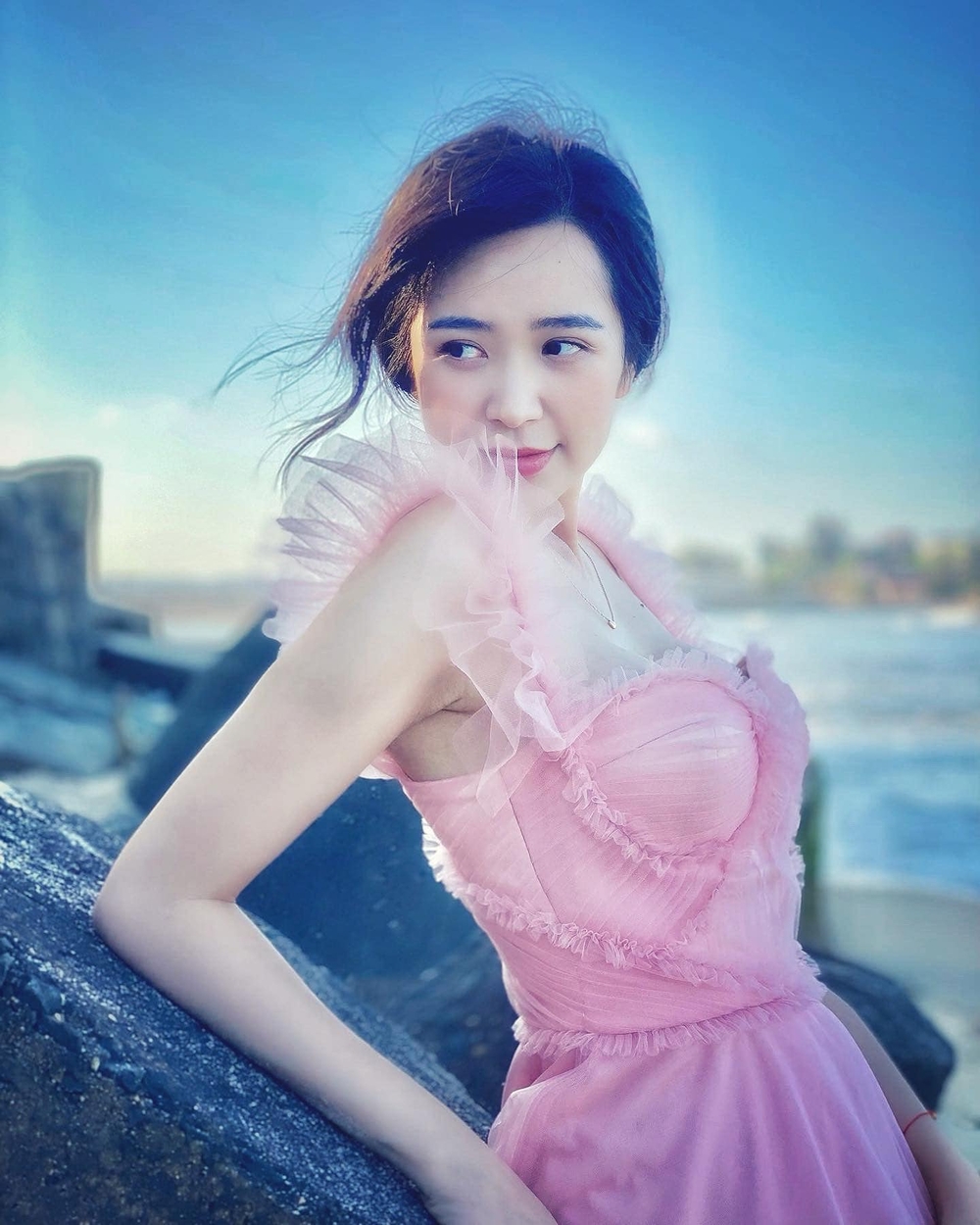 Vẻ đẹp nóng bỏng của “mẹ kế” Kim Oanh trong “Lối nhỏ vào đời” - Ảnh 1