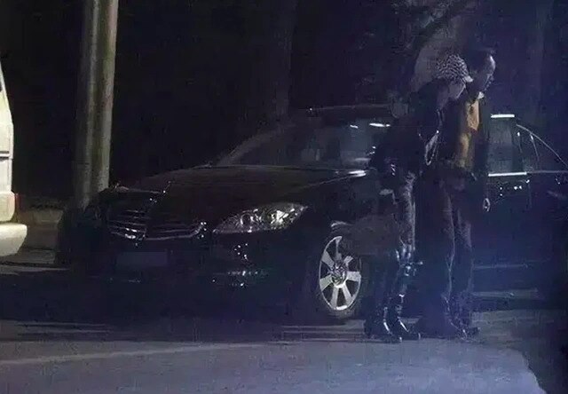 Hình ảnh Lưu Diệc Phi được cha nuôi ôm hôn trong xe ô tô bất ngờ được “khui” lại, khán giả của Mộng  - Ảnh 2