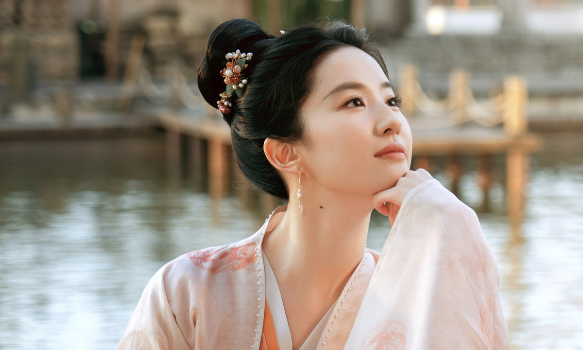 Hình ảnh Lưu Diệc Phi được cha nuôi ôm hôn trong xe ô tô bất ngờ được “khui” lại, khán giả của Mộng  - Ảnh 1