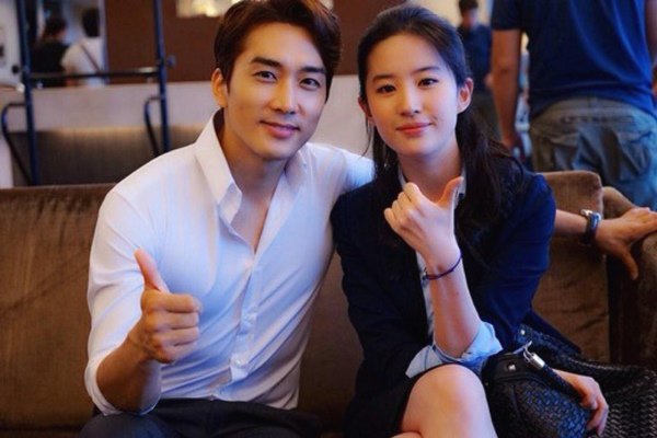 Hình ảnh Lưu Diệc Phi được cha nuôi ôm hôn trong xe ô tô bất ngờ được “khui” lại, khán giả của Mộng  - Ảnh 1