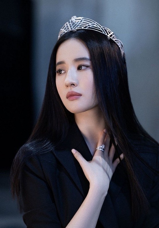 Hình ảnh Lưu Diệc Phi được cha nuôi ôm hôn trong xe ô tô bất ngờ được “khui” lại, khán giả của Mộng  - Ảnh 1