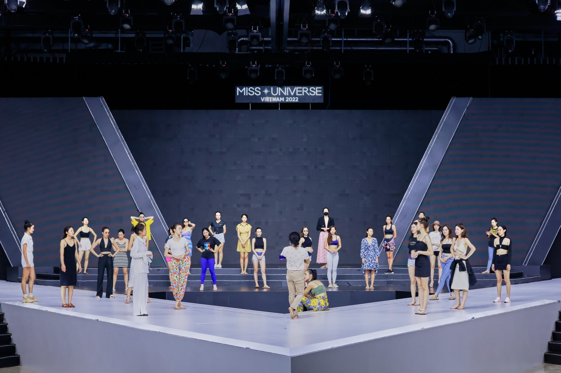 Lộ diện mặt mộc của top 41 Hoa hậu Hoàn vũ Việt Nam 2022 tại buổi tổng duyệt - Ảnh 13