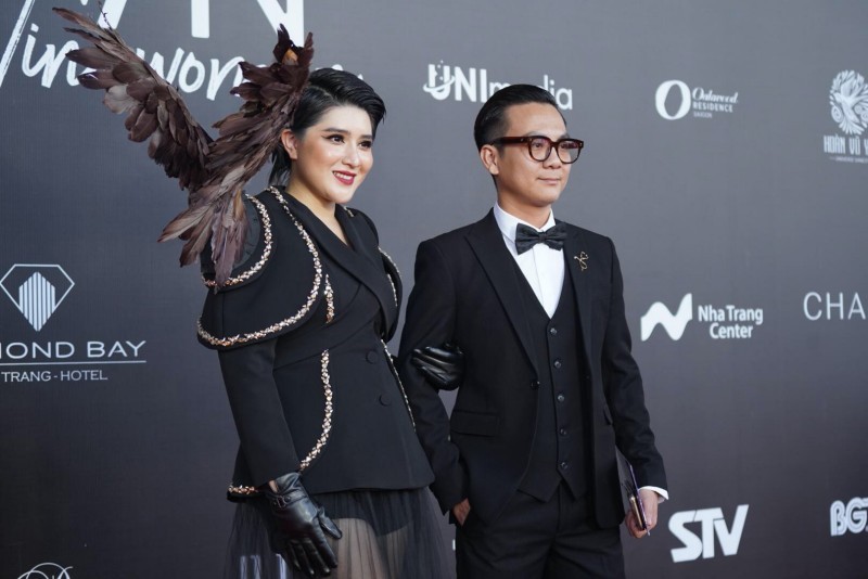 Lộ diện những khách mời đầu tiên tại thảm đỏ Hoa hậu Hoàn vũ Việt Nam - Ảnh 1