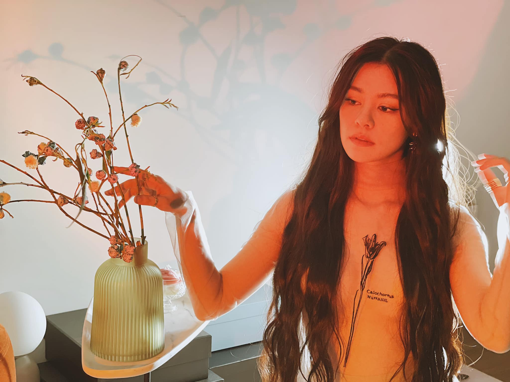 Bùi Lan Hương lấy tóc che thân, vóc dáng hoàn hảo và gợi cảm ở đời thực