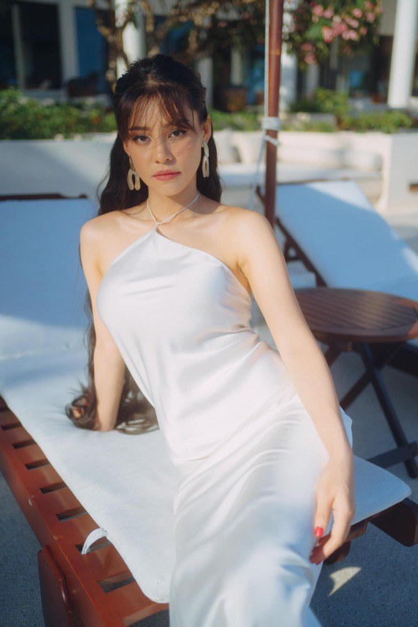 Vẻ đẹp gợi cảm Bùi Lan Hương người đóng “nữ hoàng chân đất” Khánh Ly trong “Em và Trịnh” - Ảnh 1