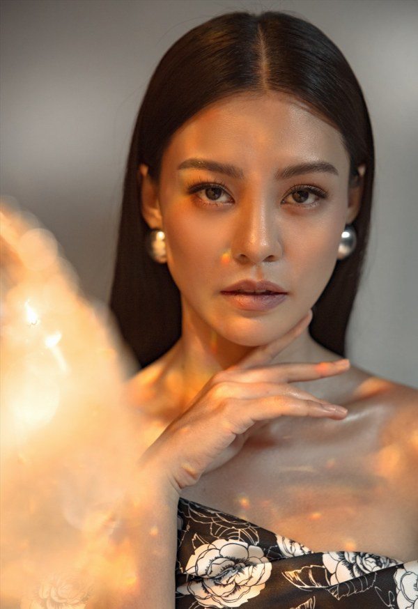 Vẻ đẹp gợi cảm Bùi Lan Hương người đóng “nữ hoàng chân đất” Khánh Ly trong “Em và Trịnh” - Ảnh 13