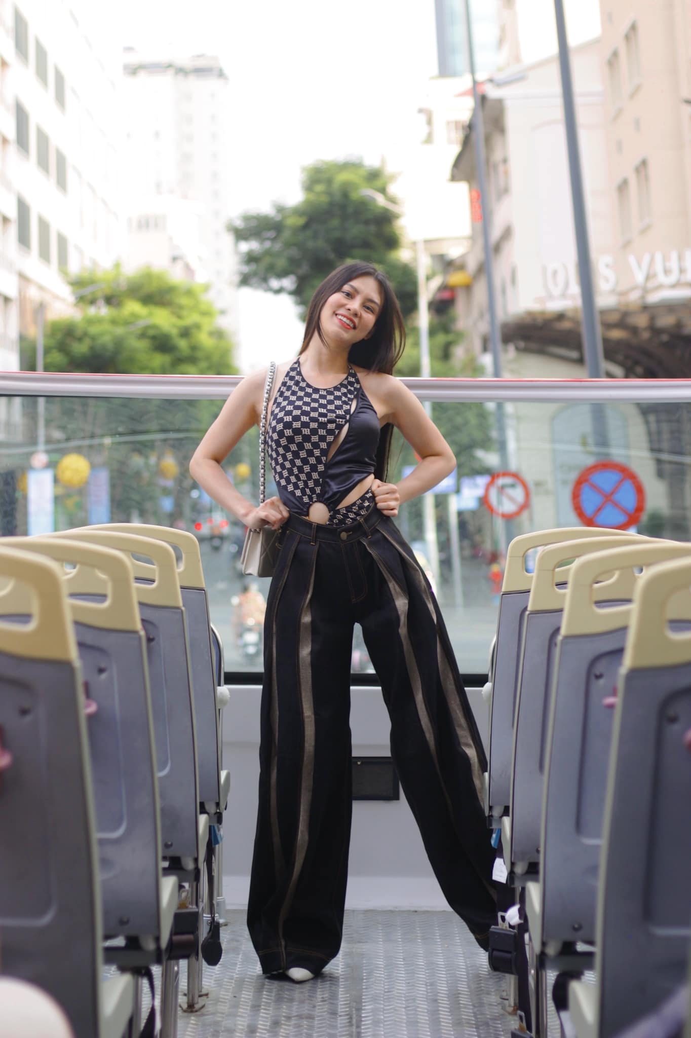 Vẻ đẹp gợi cảm Bùi Lan Hương người đóng “nữ hoàng chân đất” Khánh Ly trong “Em và Trịnh” - Ảnh 6