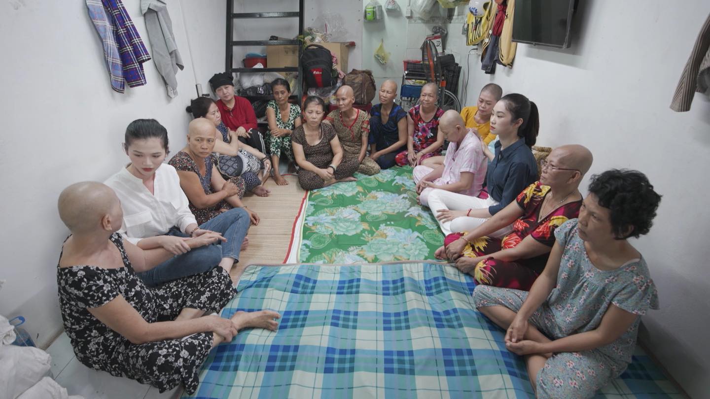 Thí sinh Miss World Vietnam 2022 cắt tóc ủng hộ bệnh nhân ung thư vú - Ảnh 1