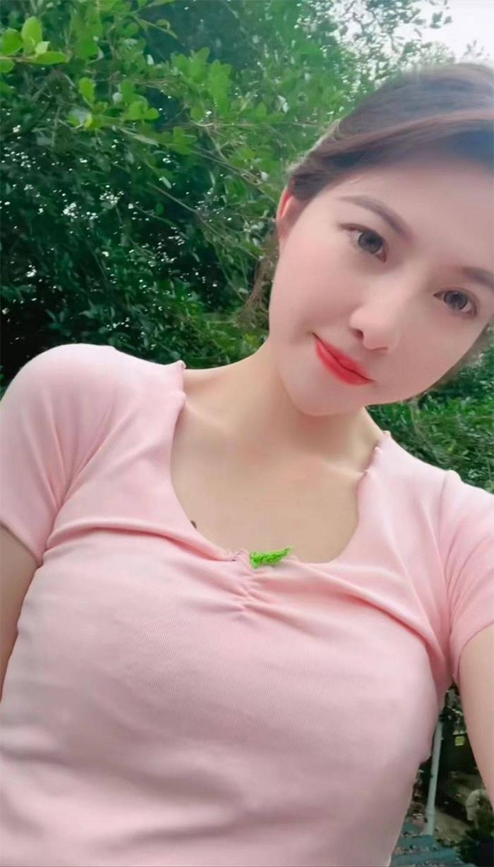 Cô gái bán cá gây sốt mạng xã hội nhờ vẻ ngoài quá xinh đẹp - Ảnh 1