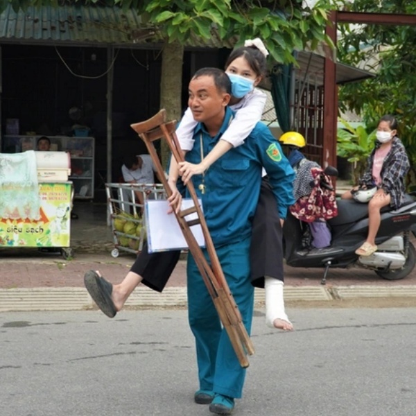 Xúc động hình ảnh bố cõng con gái đi thi trong ngày thi đầu tiên - Ảnh 2