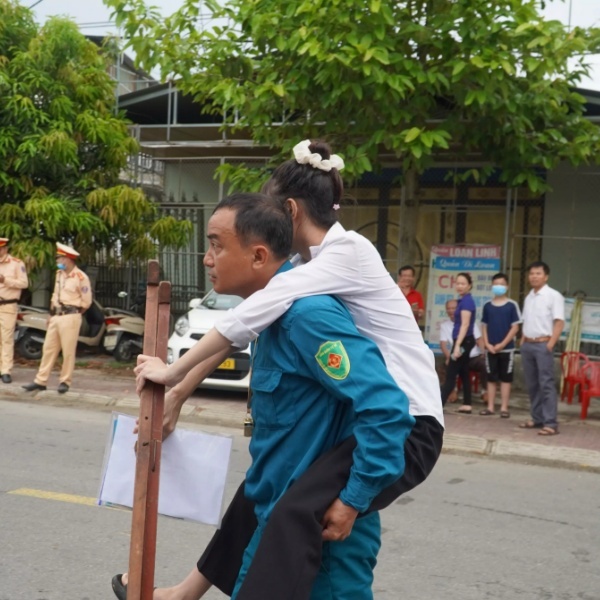 Xúc động hình ảnh bố cõng con gái đi thi trong ngày thi đầu tiên - Ảnh 3