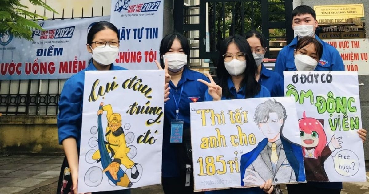 Những màn cổ vũ sĩ tử đi thi THPT Quốc gia 2022 "bá đạo" nhất 