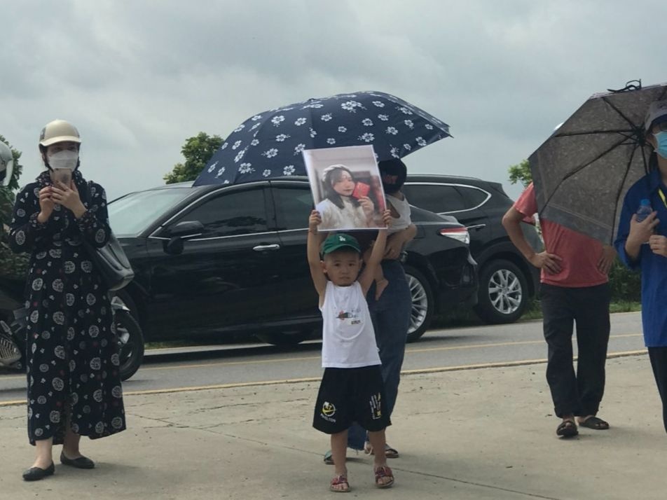 Những màn cổ vũ sĩ tử đi thi THPT bá đạo - Ảnh 2