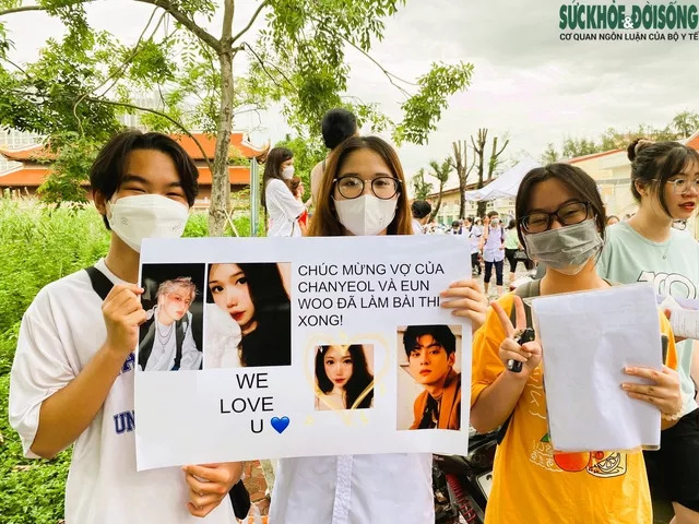 Những màn cổ vũ sĩ tử đi thi THPT bá đạo - Ảnh 1