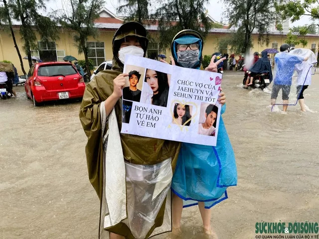 Những màn cổ vũ sĩ tử đi thi THPT bá đạo - Ảnh 2