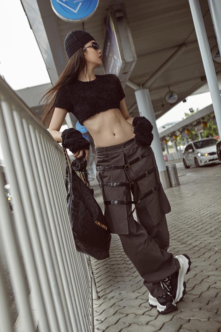 Ngọc Trinh “cân” mọi phong cách thời trang sân bay - Ảnh 4