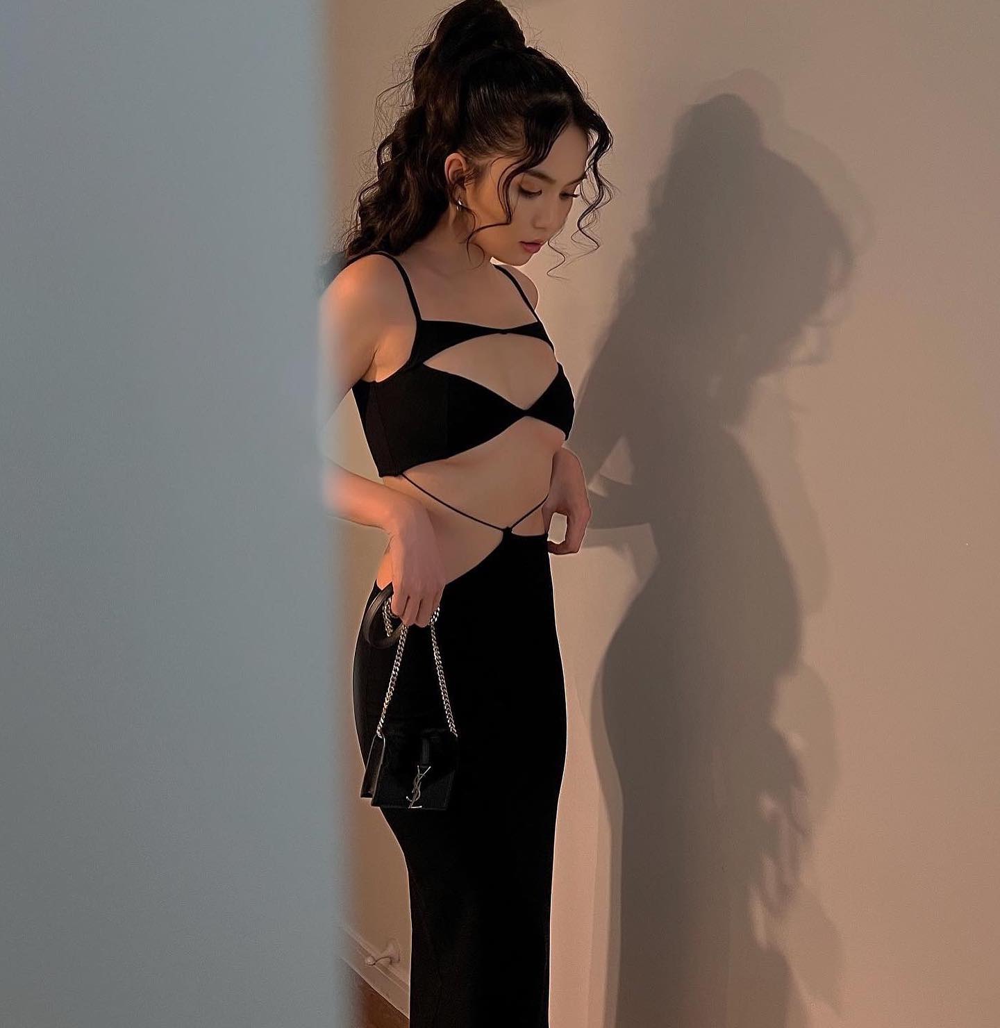 Ngọc Trinh tiếp tục hở bạo, tuyên bố đừng bao giờ đánh giá người khác - Ảnh 1