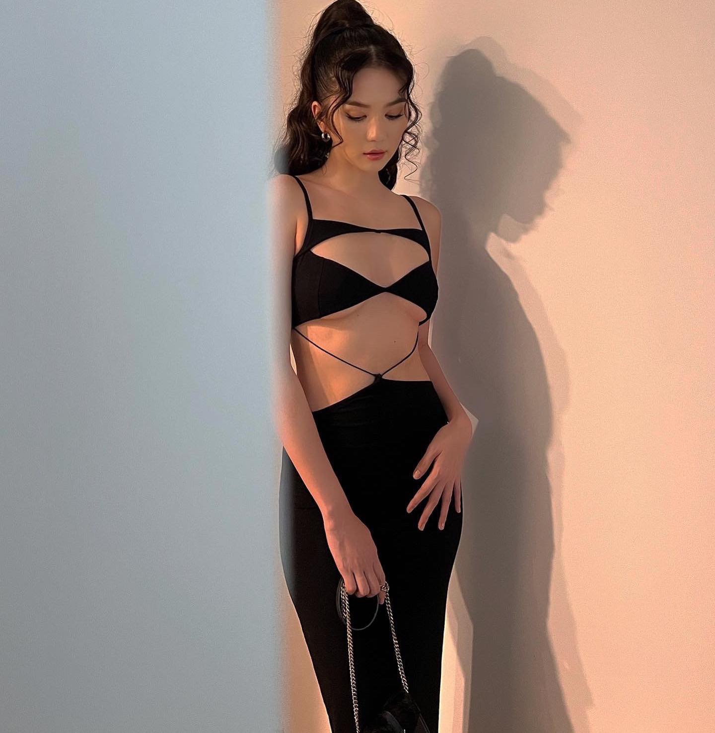 Ngọc Trinh tiếp tục hở bạo, tuyên bố đừng bao giờ đánh giá người khác - Ảnh 2