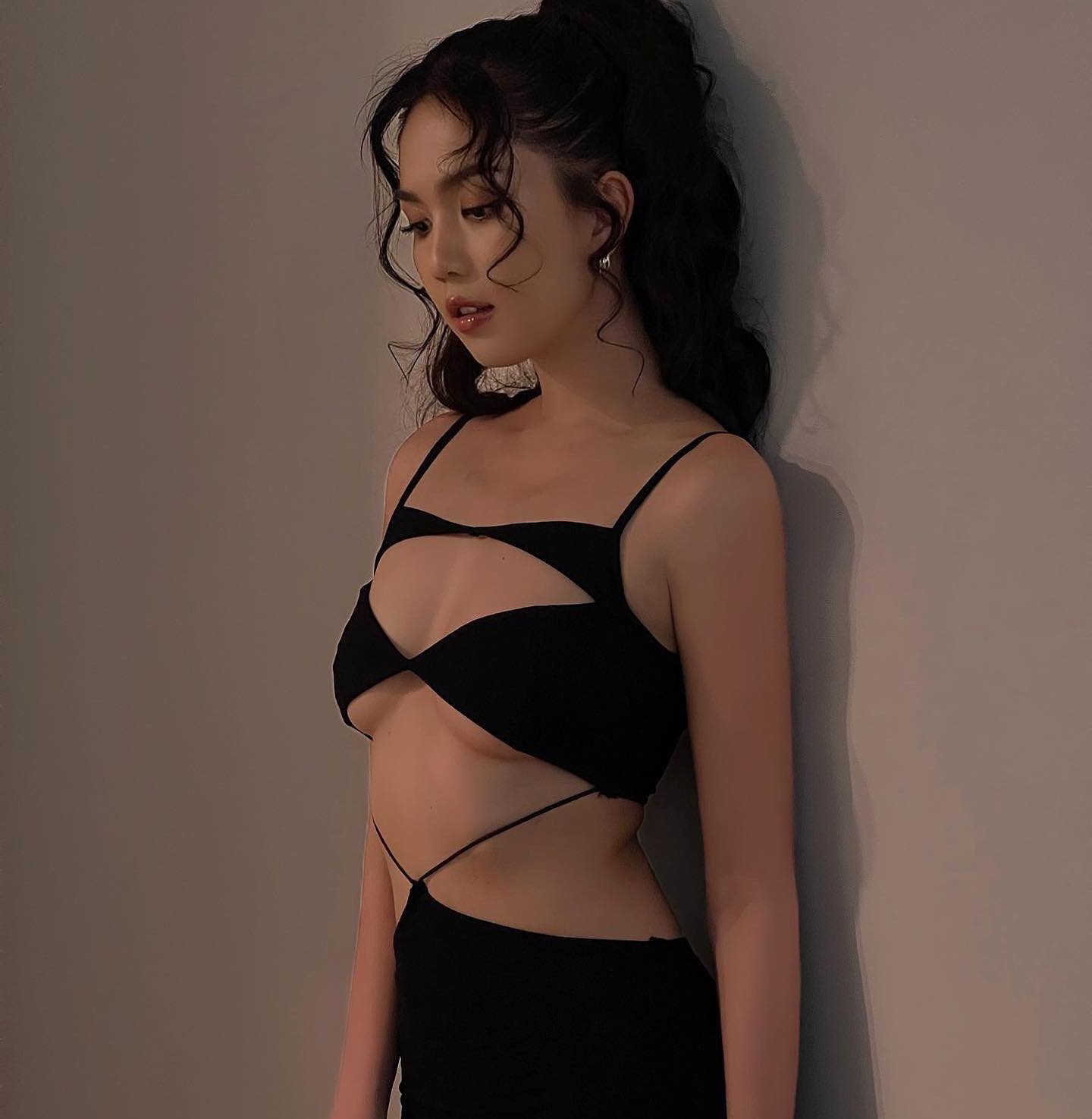 Ngọc Trinh tiếp tục hở bạo, tuyên bố đừng bao giờ đánh giá người khác - Ảnh 4