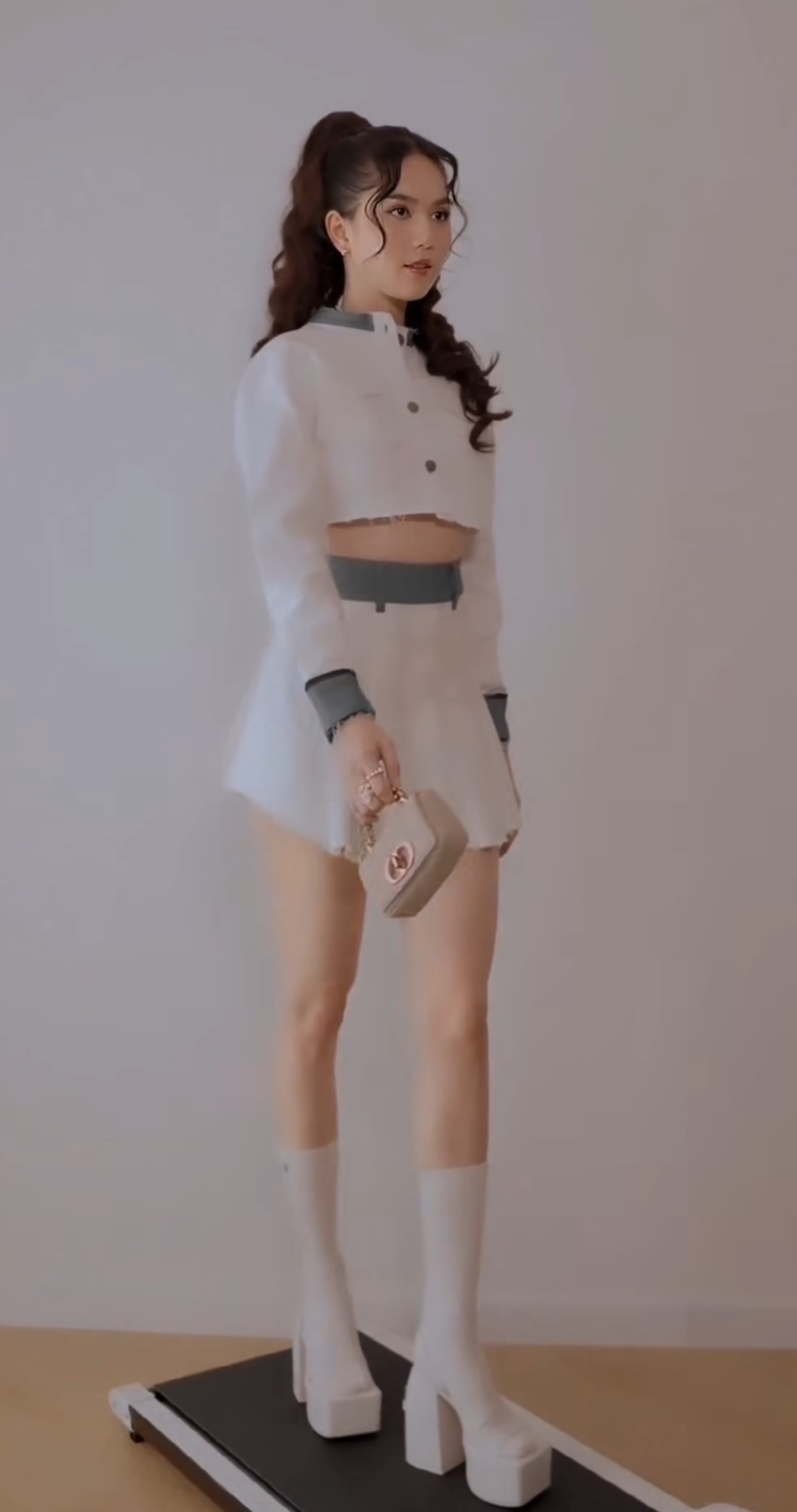 Ngọc Trinh tiếp tục khoe đồ trên máy chạy bộ, cư dân mạng gào thét “nhớ cái eo kiến lửa ngày xưa quá - Ảnh 4