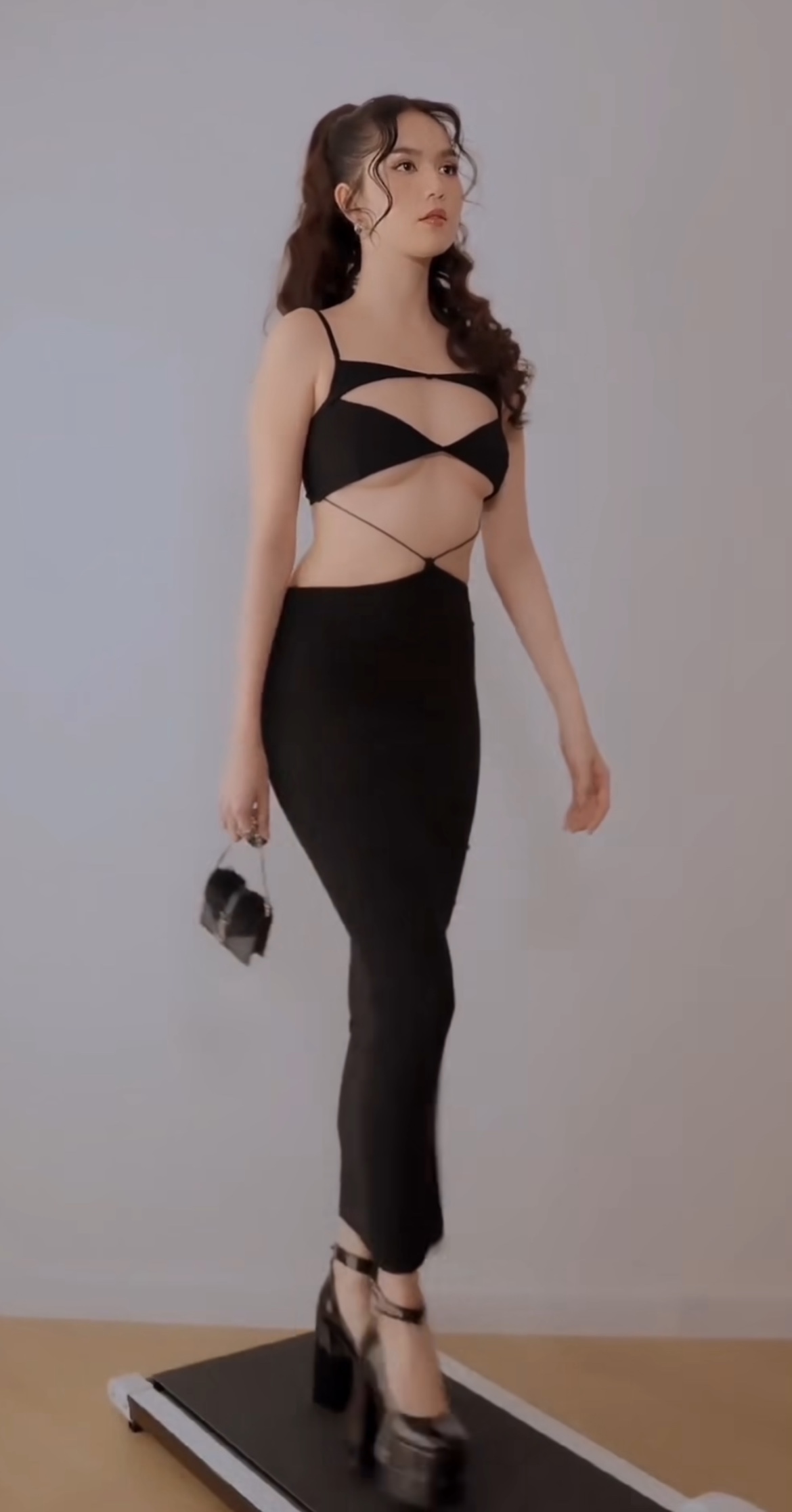 Ngọc Trinh tiếp tục khoe đồ trên máy chạy bộ, cư dân mạng gào thét “nhớ cái eo kiến lửa ngày xưa quá - Ảnh 7