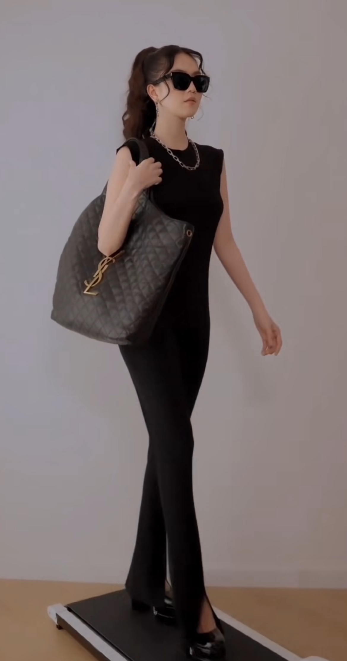 Ngọc Trinh tiếp tục khoe đồ trên máy chạy bộ, cư dân mạng gào thét “nhớ cái eo kiến lửa ngày xưa quá - Ảnh 9