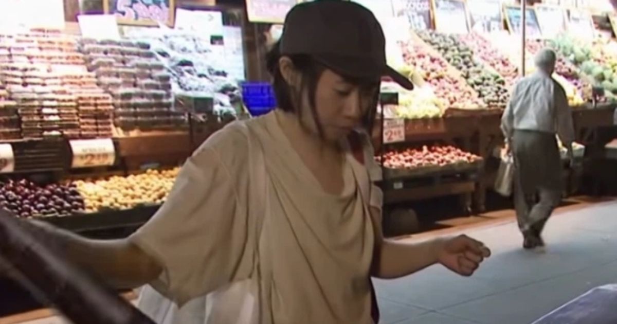 Cô gái kiếm 2,3 tỷ/năm vẫn bới rác tìm đồ ăn, mặc đồ lót cũ 14 năm không bỏ