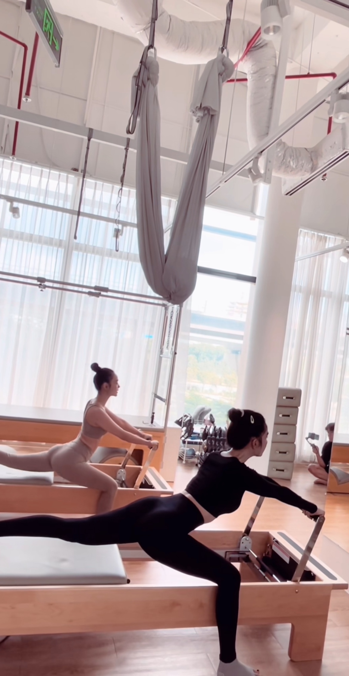 Ngọc Trinh, Minh Hằng nóng bỏng trong phòng tập pilates - Ảnh 4