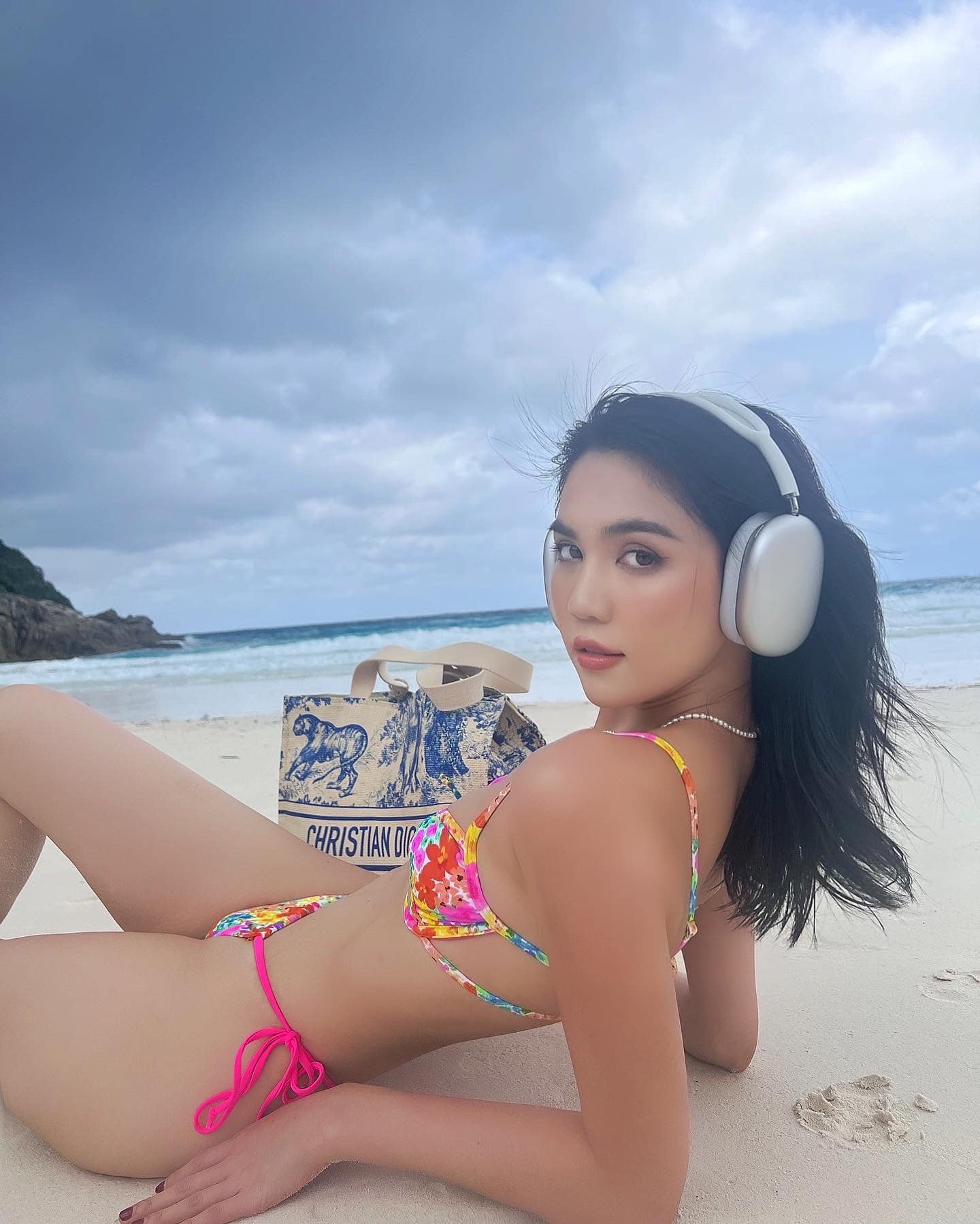 Ngọc Trinh nóng bỏng diện bikini suốt kỳ nghỉ lễ - Ảnh 5