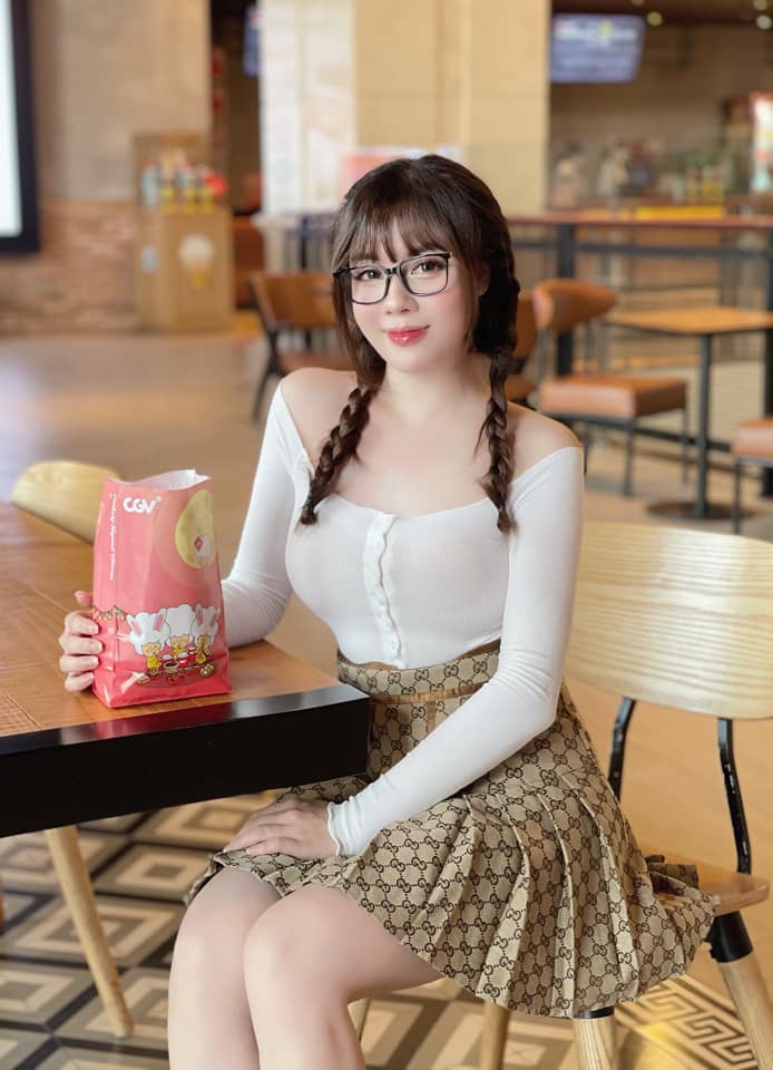 Cô giáo Âu Hà My diện đồ như nữ sinh đại học đi xem phim - Ảnh 2