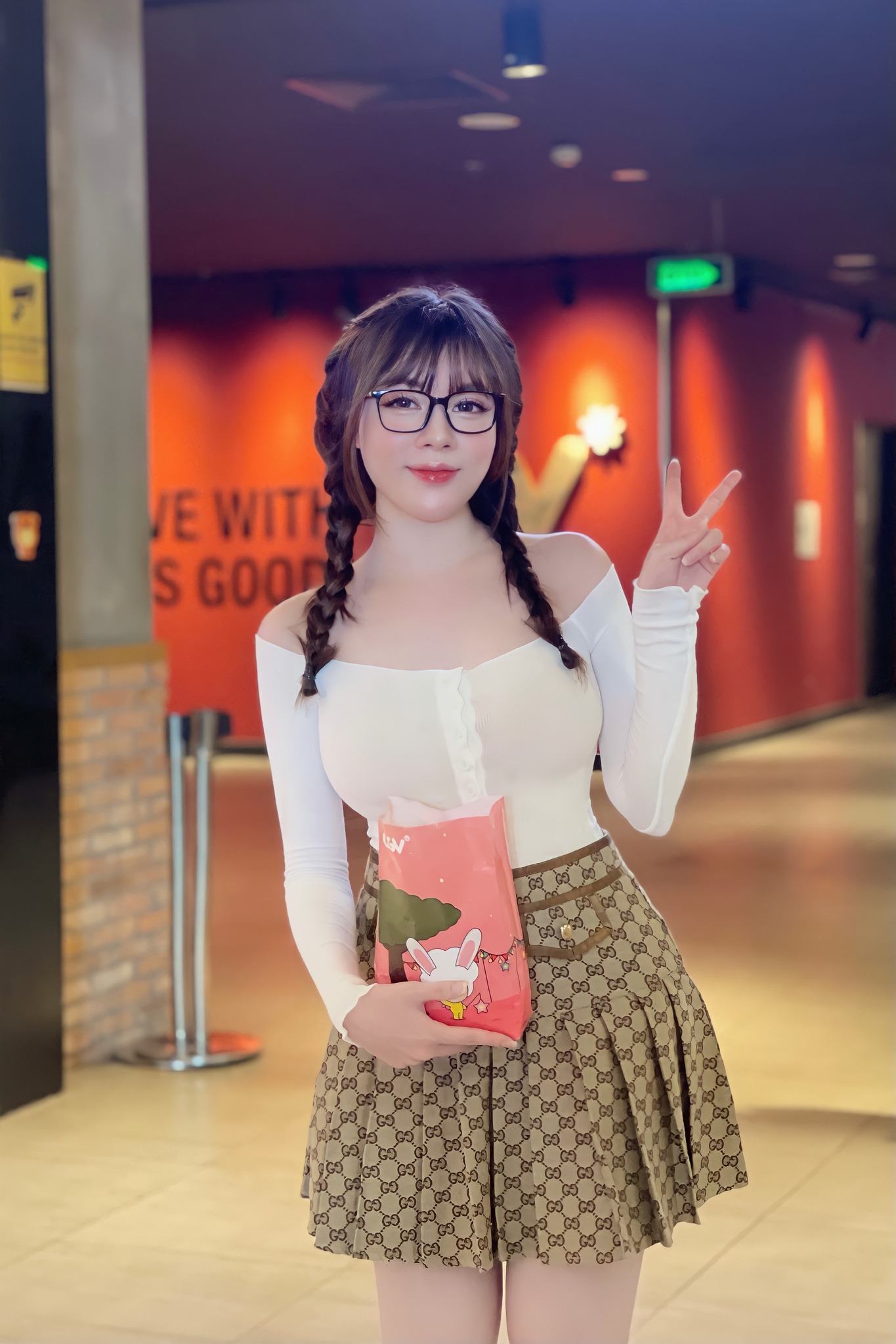 Cô giáo Âu Hà My diện đồ như nữ sinh đại học đi xem phim - Ảnh 3