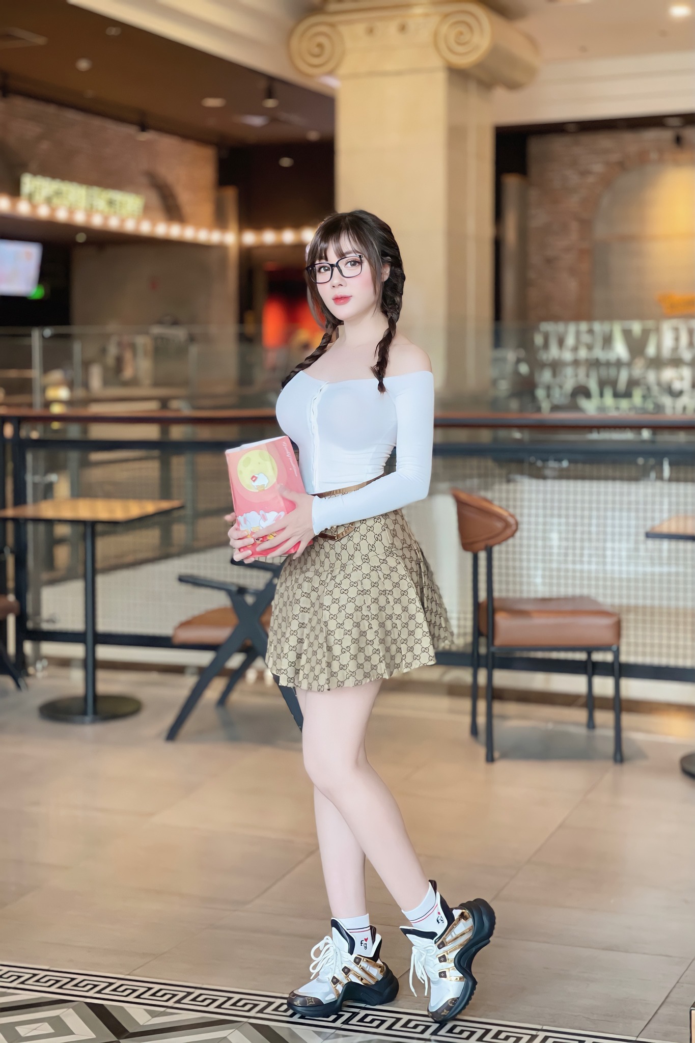 Cô giáo Âu Hà My diện đồ như nữ sinh đại học đi xem phim - Ảnh 4